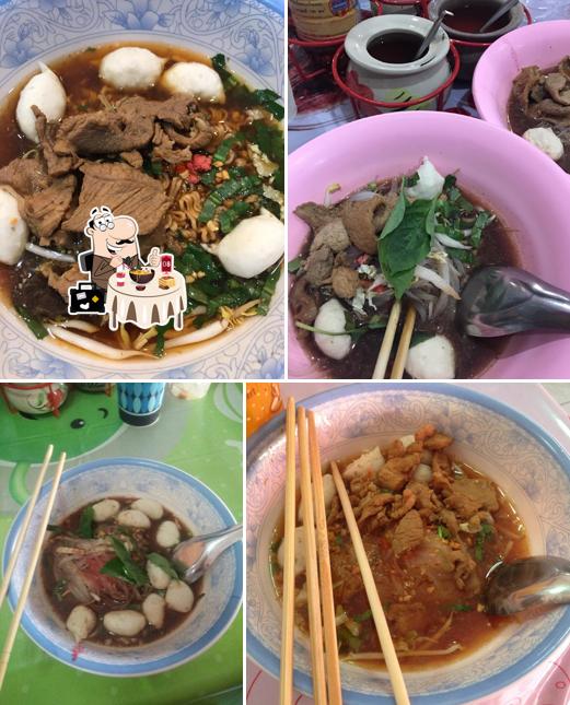 หน่อย ก๋วยเตี๋ยวหมูน้ำแดง ตลาดน้ำอัมพวา