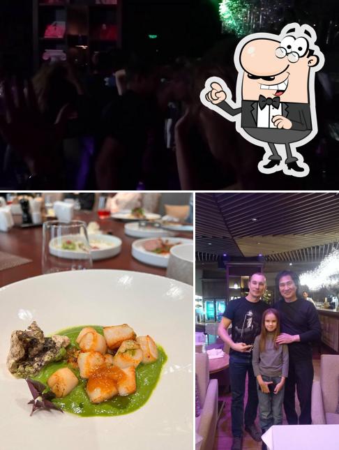 Посмотрите на внутренний интерьер "Бурбона"