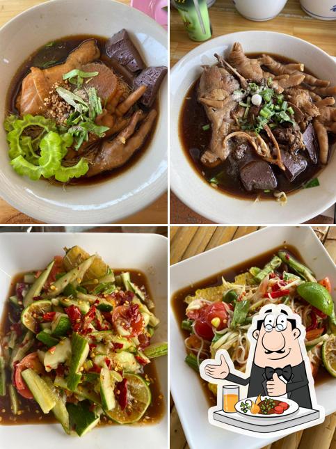 ครัวทองคำ ไก่ย่างเขาสวนกวาง - ก๋วยเตี๋ยวไก่มะระ