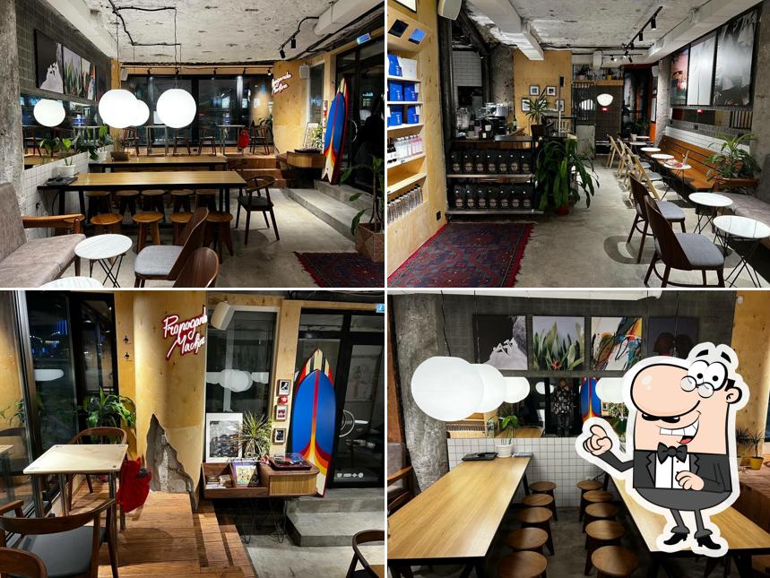 Посмотрите на внутренний интерьер "Surf Coffee"