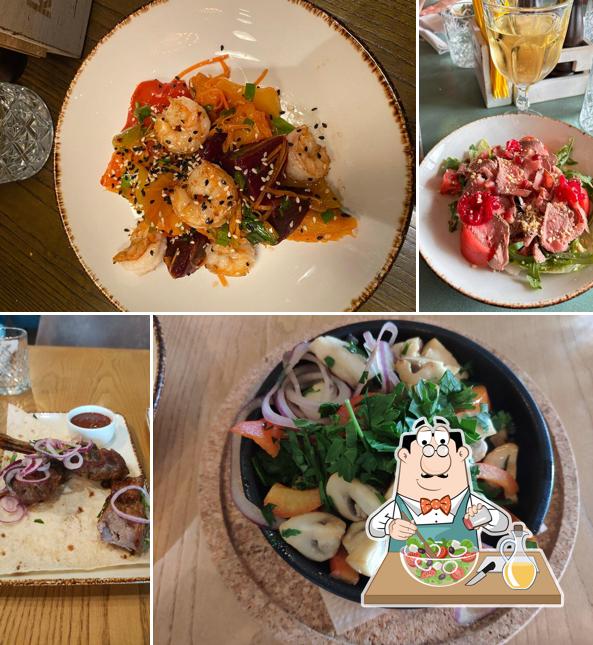 Греческий салат в "Ресторане "Кавказ" / Restaurant Kavkaz"