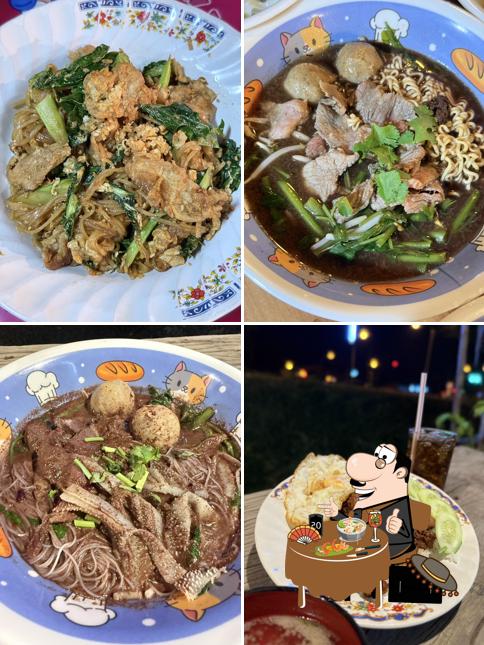 ก๋วยเตี๋ยวเตาฟืน&อาหารตามสั่ง 4แยกไฟแดงอินทร์บุรี