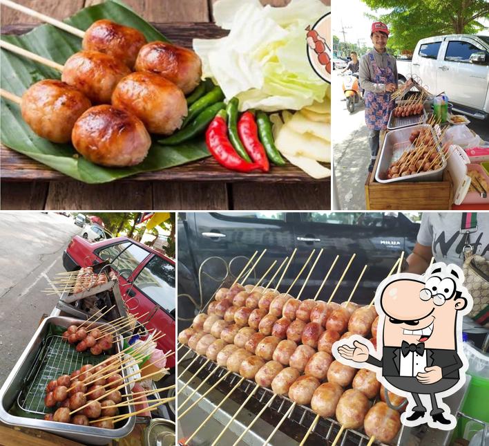 ร้านไส้กรอกอีสานริมคลองท้ายรถอร่อยมาก