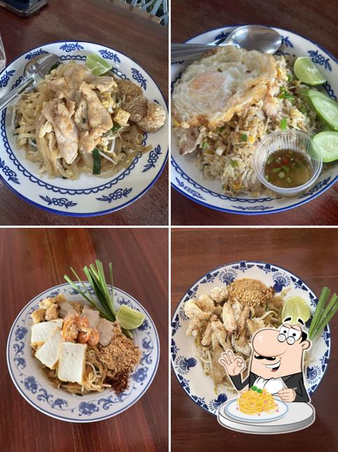 ผัดเอ๋ย ผัดไทย (หน้าเขาวังเพชรบุรี)