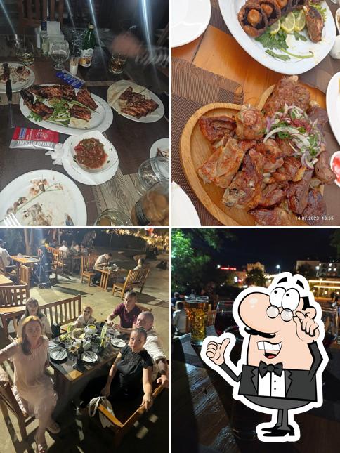 Посмотрите на внутренний интерьер "Кафе У Фонтана"