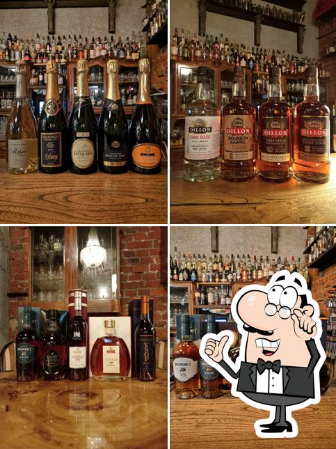 Посмотрите на внутренний интерьер "Брюса бар"