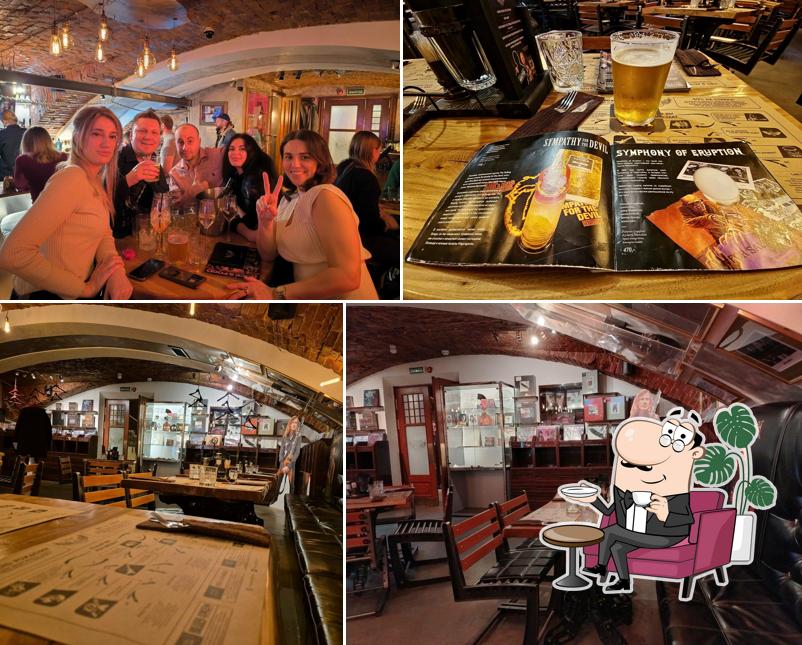 Посмотрите на внутренний интерьер "The Right Place"