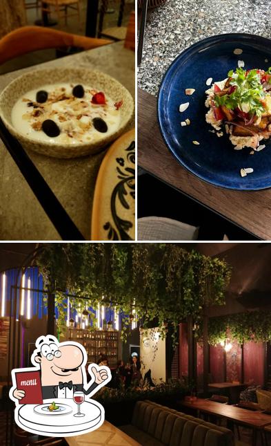 Взгляните на это фото, где видны еда и внутреннее оформление в ГивиТуМи