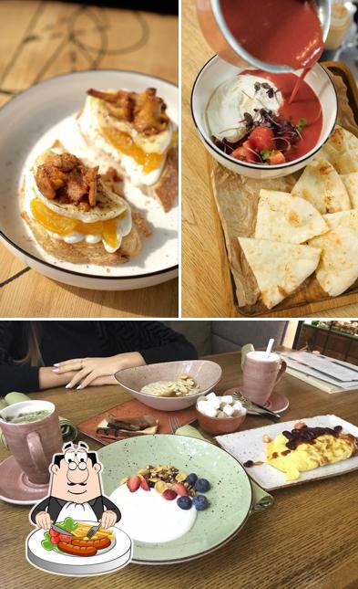 В Noisy Bar&Kitchen есть еда, столики и многое другое