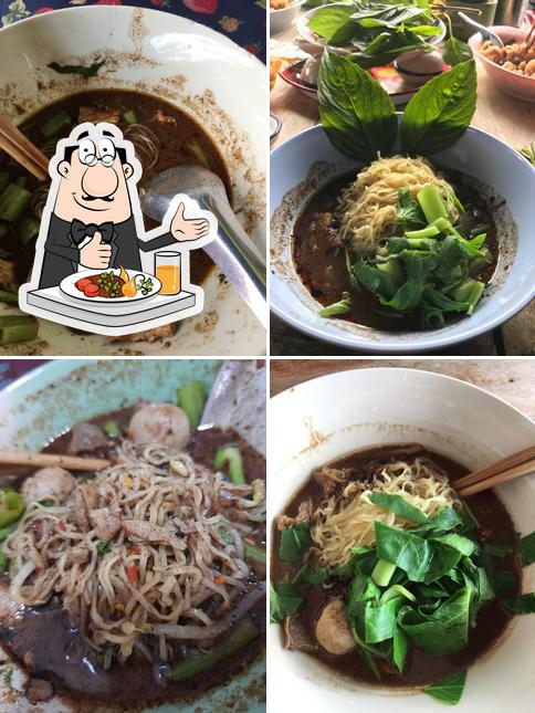 ก๋วยเตี๋ยวเรือแม่สมศรี เจ้าเก่า