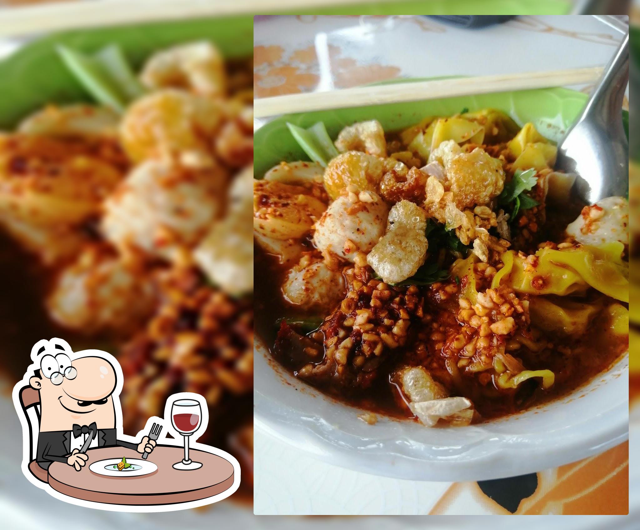 เจ้อุ๋น บะหมี่เกี๊ยว ข้าวหมูแดง คาร์แคร์วัดป่า