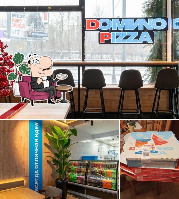 Посмотрите на внутренний интерьер "Домино'са Пицца"