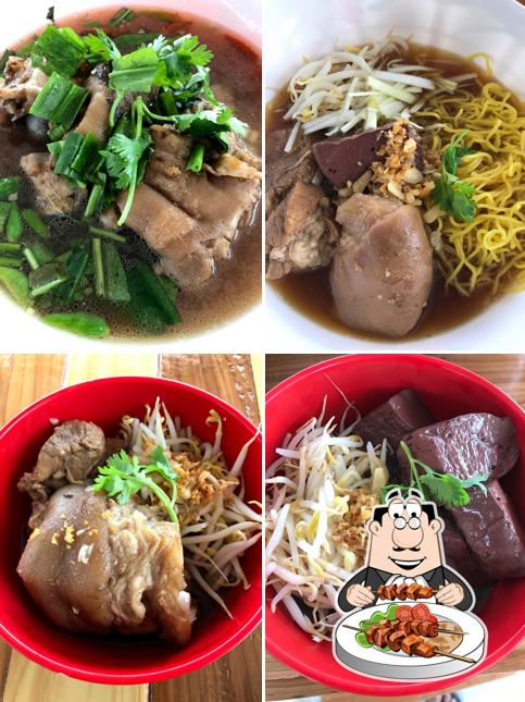 ก๋วยเตี๋ยวขาหมูบางปะหัน เจ้าแรกสูตรซีอิ๊วหวานน้ำตาลปึก
