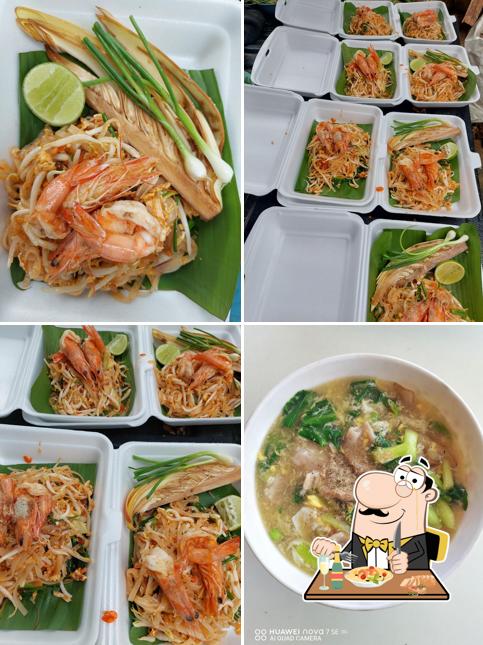 ร้านตามสั่งหลบมุมผัดไทกุ้งสด