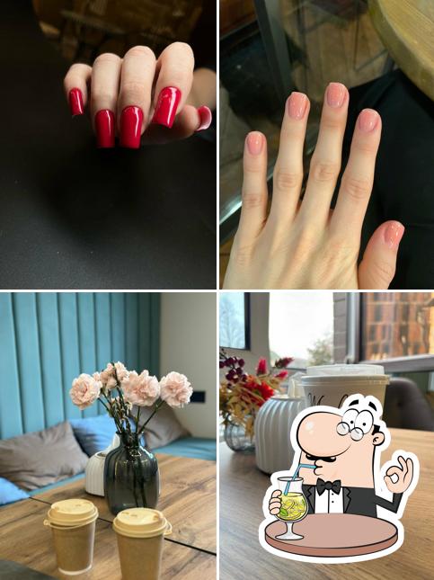 Взгляните на эту фотографию, где видны напитки и еда в Пора