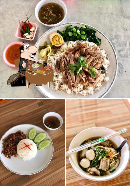 ก๋วยเตี๋ยวหมูตุ๋น 3 แยกบ้านหนองโค้ง แม่แตง