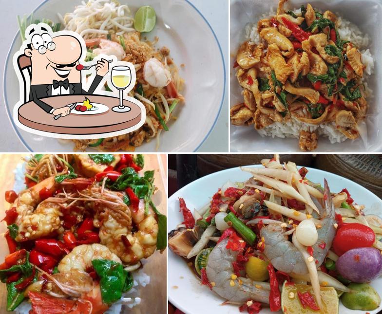 ร้านหมูกู้โลก หมู่บ้านโกลเด้นทาวน์ ซอย2