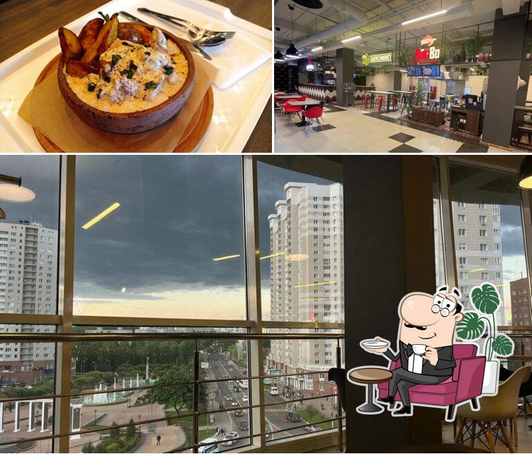 Взгляните на это фото, где видны внутреннее оформление и еда в Гастромаркет