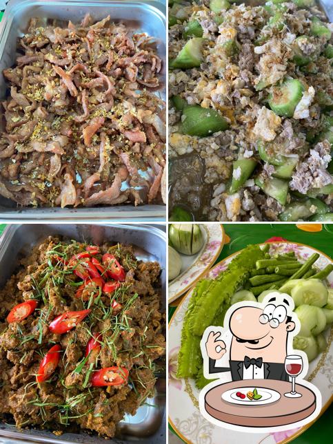 ร้านข้าว 10 แกง 20 ข้าวแกงพื้นบ้าน