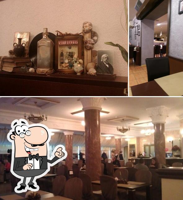 Посмотрите на внутренний интерьер "Bar Stolichnyi"