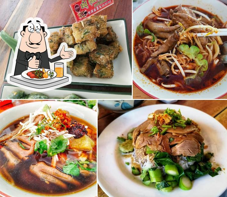 เจ๊ปูก๋วยเตี๋ยวเป็ดตุ๋นไก่ตุ๋น กุยช่ายเบตง (Duck Noodle Soup)
