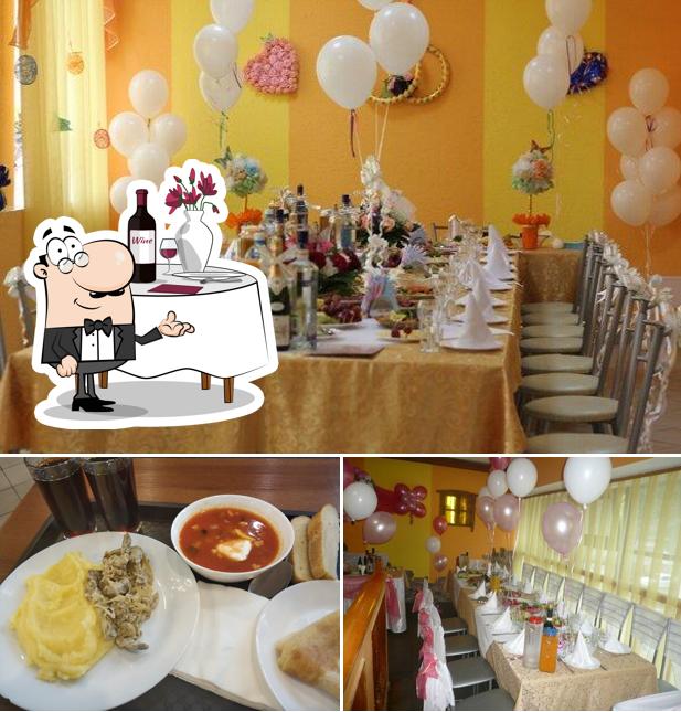 Фотография, на которой видны столики и десерты в Солнечный день