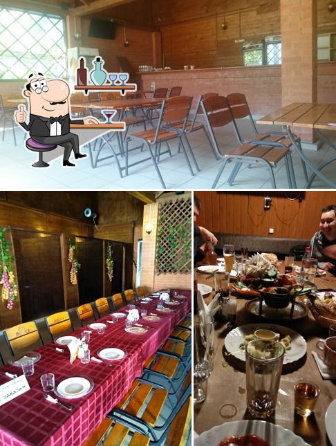 Посмотрите на внутренний интерьер "Хижины"