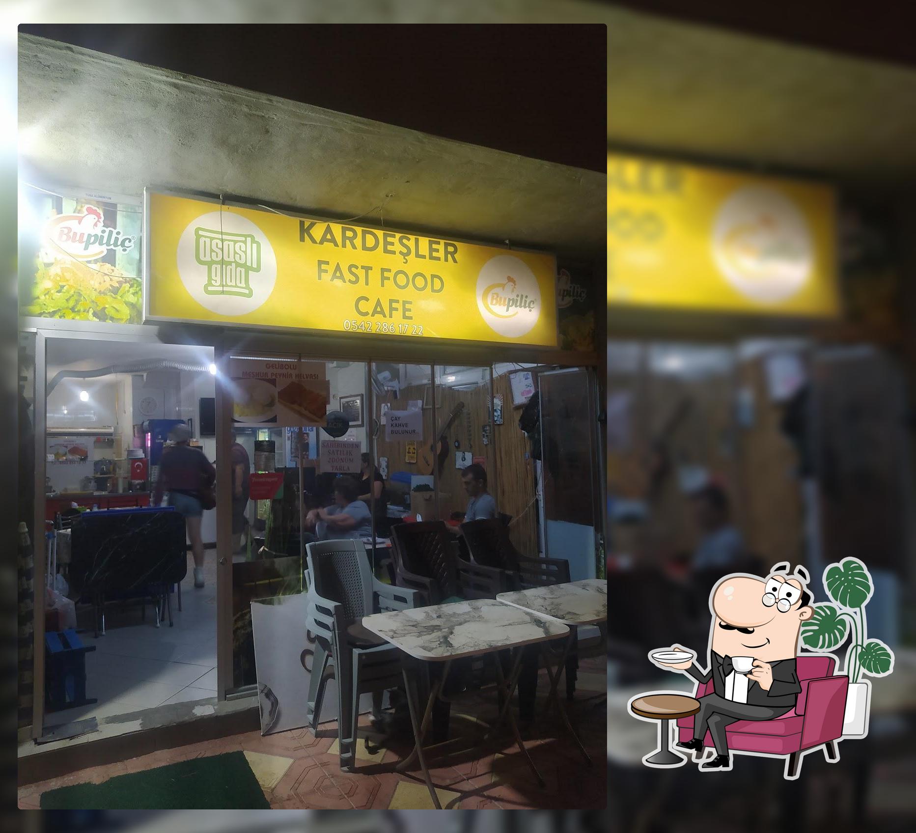 Kardeşler kafe