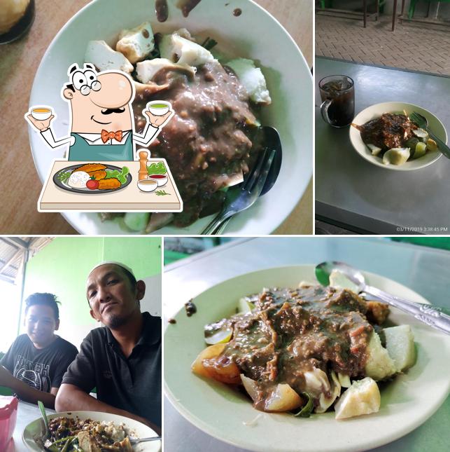 Rujak Cingur Dungus Bu Hj. Simpen Sejak 1971