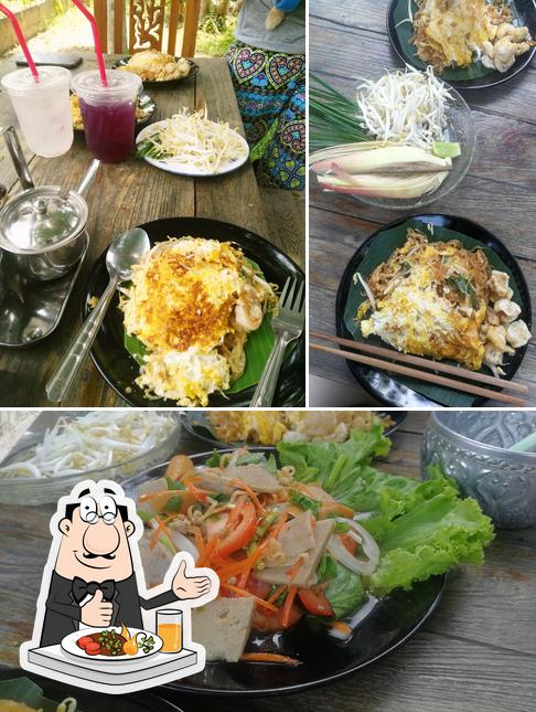 ผัดไทในสวนผัก By jum