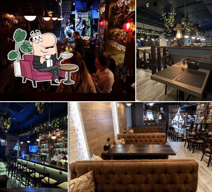 Посмотрите на внутренний интерьер "Хонки Тонк Пианино Бар"