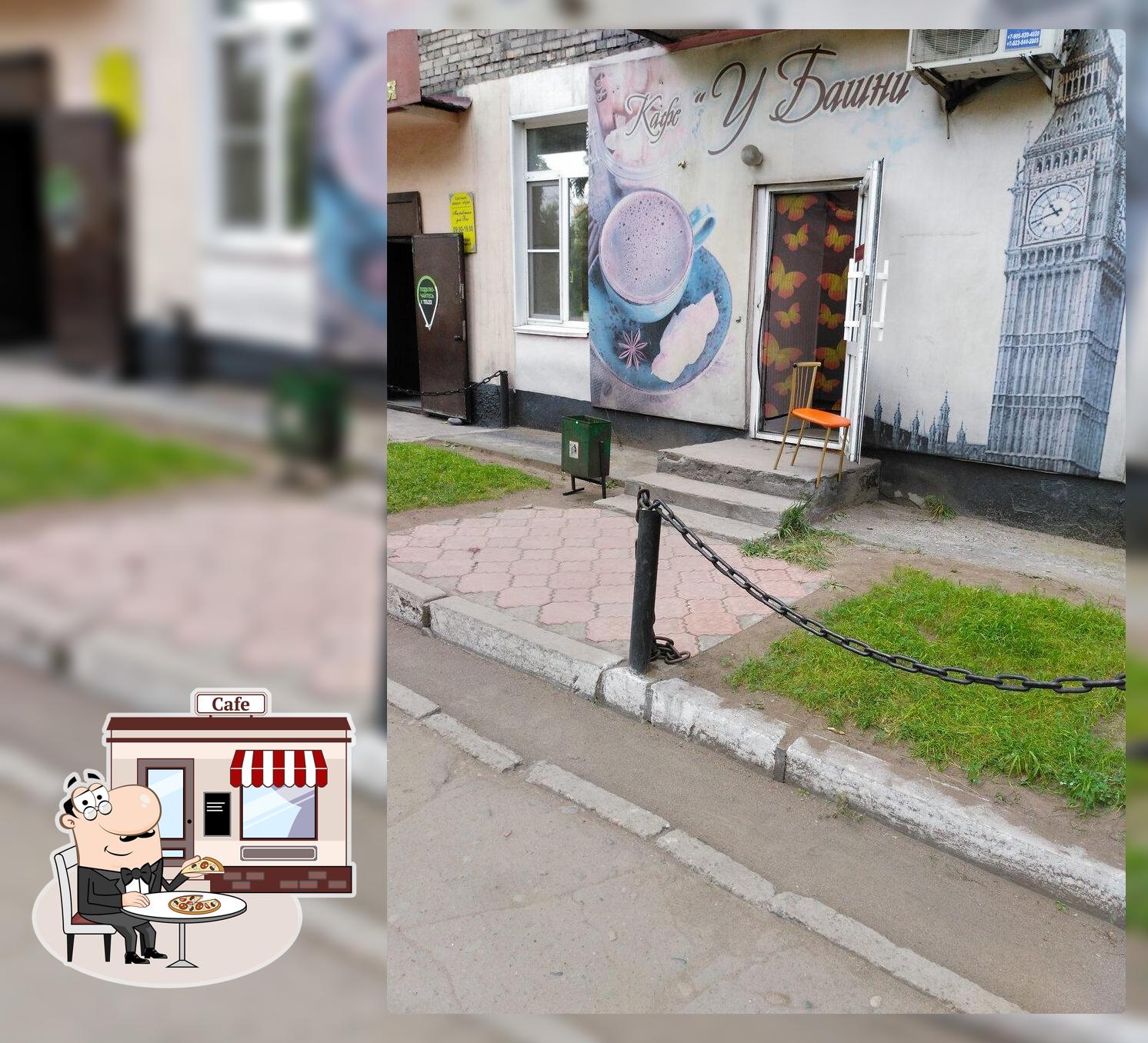 У башни