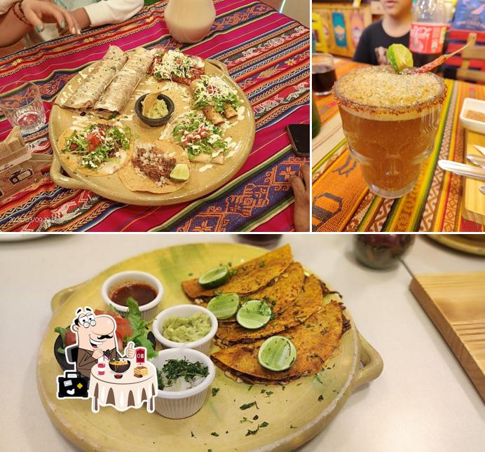 El Santo Comida Mexicana: Principal Calle Larga y Padre Aguirre