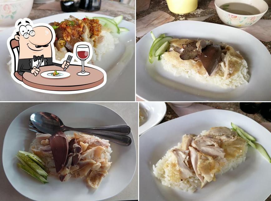 โกเนี้ยวข้าวมันไก่ ตลาดน้ำอัมพวา