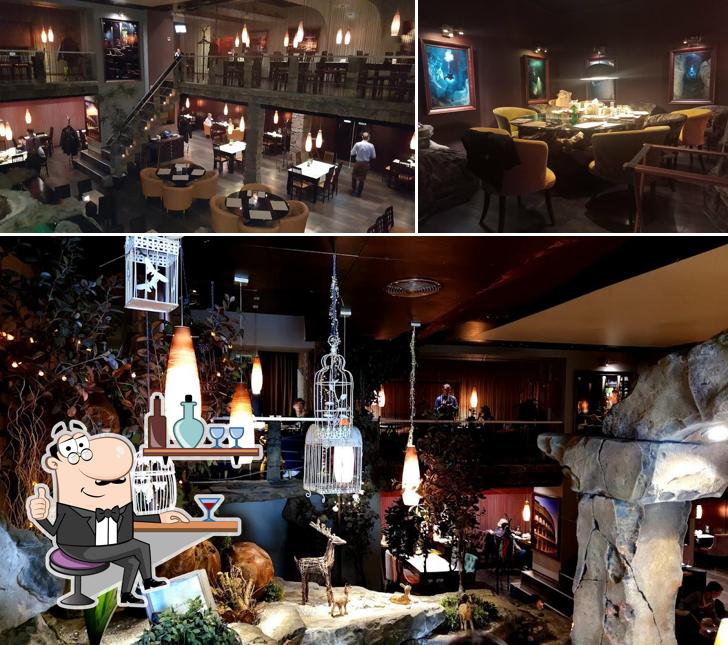 Посмотрите на внутренний интерьер "Стейка's"