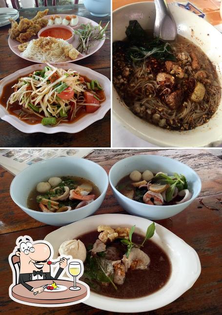 ก๋วยเตี๋ยวหมูตุ๋นตำลึง