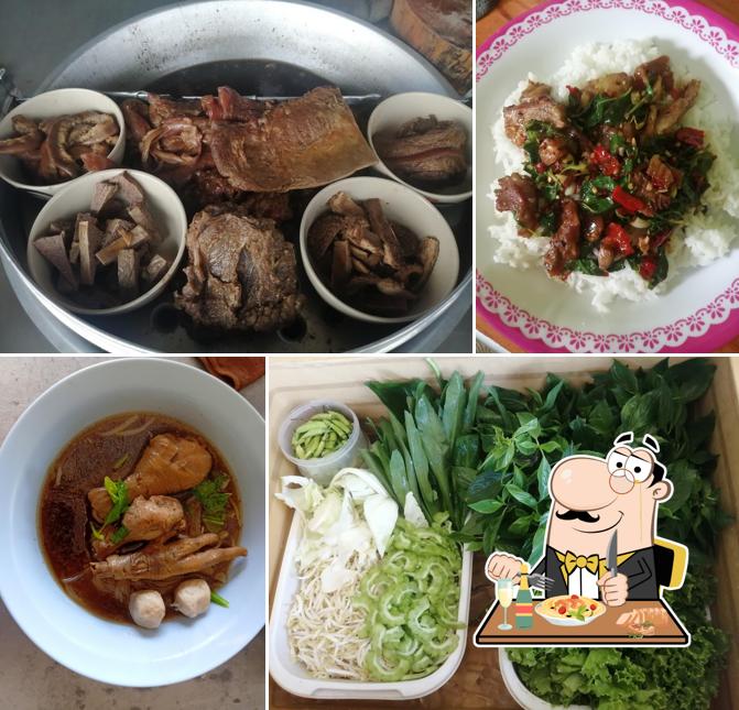 ก๋วยเตี๋ยว​เนื้อตุุ๋นเตาถ่าน. ไก่ตุ๋นและหมูตุ๋น