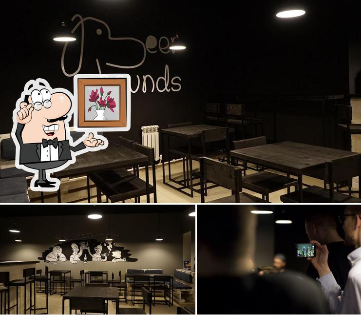 Посмотрите на внутренний интерьер "Beer Hounds"