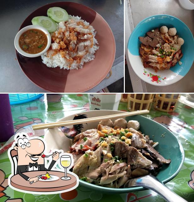 ร้านป้านา ก๋วยเตี๋ยว ข้าวหมูแดงหมูกรอบ