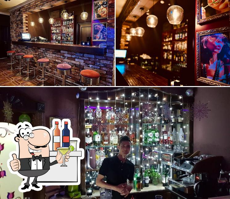 Барная стойка и внутреннее оформление - все это можно увидеть на этом снимке из На новой волне