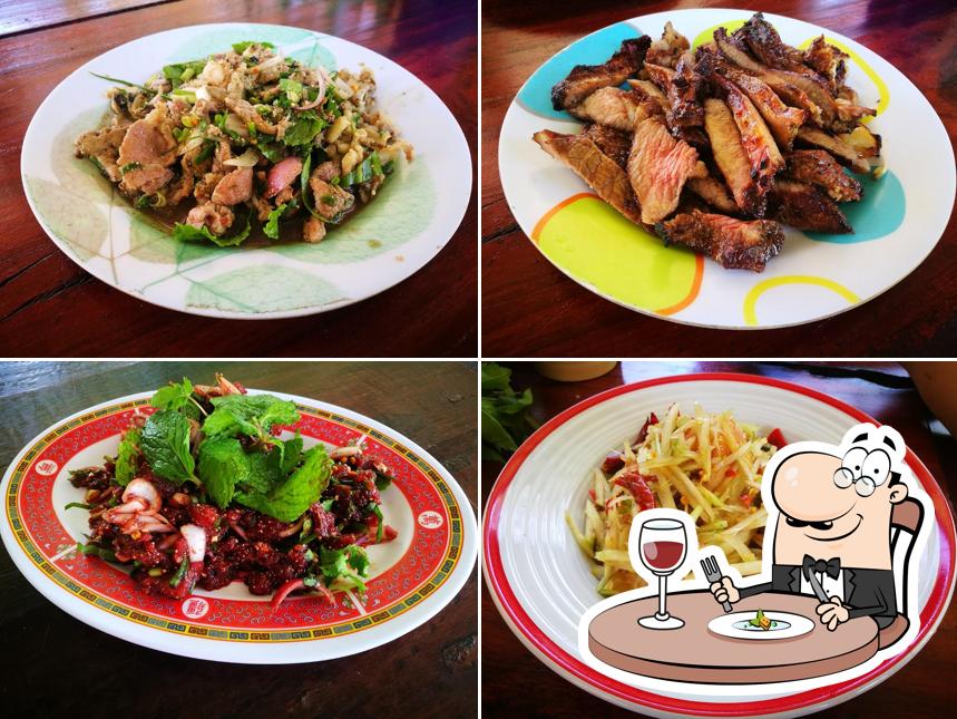 ร้านลาบแม่บอล