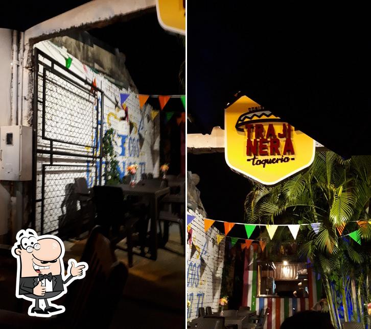 Trajinera taqueria