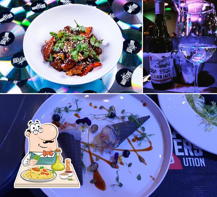 Помимо прочего, в Waiters есть еда и вино