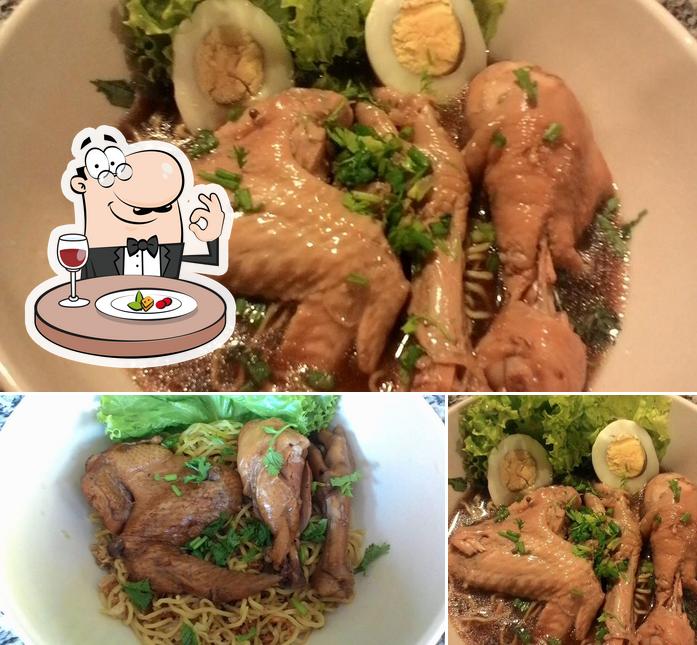 บะหมี่ไก่ตุ๋นเจ๊เสือเทพโอชา