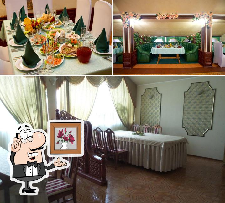 Это фотография, где изображены внутреннее оформление и еда в Классик