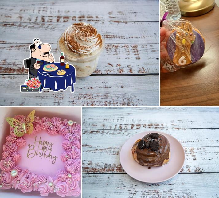 Sahiala Cakes cafeteria brunch Cafeteria Meriendascinnamon rollscrumble cookiescheesecakestiramisupasteleria
