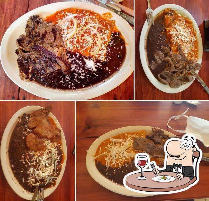 Sopes y enchiladas