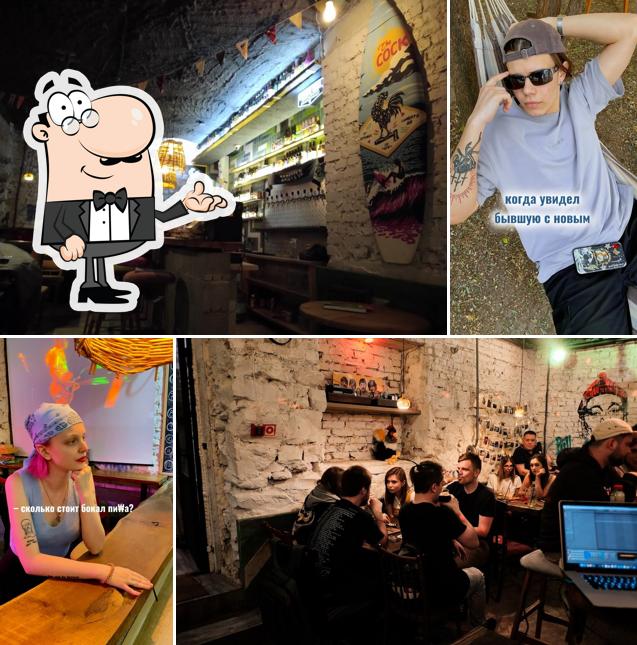 Посмотрите на внутренний интерьер "The Cock beer pub"