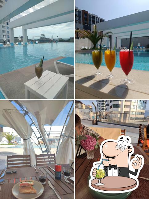 Up Kitchen Pool Bar