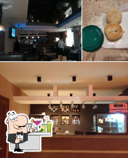 Это фото, где изображены барная стойка и еда в Чебуречная